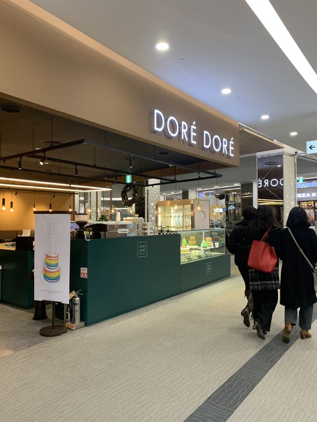 10時過ぎに空港到着。<br />チェックインには時間はかからず、すぐに済みました。<br />この時10時15分頃。<br />ふとANAのアプリを開くとお知らせが、<br />12:25発が、13:25の遅延の情報でした。<br />そこで10時30分オープンのロッテ百貨店に行ってみることにしました。<br />歩いて5分ほどで到着。<br />食べてみたかったDORE DOREへ。