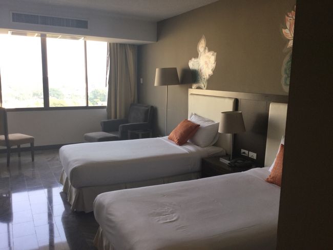 11/12（火）　6日目　晴れ　最高31℃、最低20℃　徒歩数11,116歩<br /><br />明日から、郊外の観光に行こうと思っていますので、今日は、昨日に続きチェンマイの旧市街付近を観光しようと思います。<br /><br />ナイトバザール前の「シティバス」のバス停に向かいます。<br />ここは、直ぐわかりました。バザールの真向かいにあります。<br /><br />日中はわかりませんが、私たちが行ったときは、バス停の後ろの店は、<br />閉まっていたので、外にあるイスに座って待つことが出来ました。<br /><br />ツックツックだったかソンティオだったがいて、色々話しかけてきます。<br />彼らには、悪いけど無視して、待ちます。<br />時計回りの「R3の赤」で、空港まで、ﾊﾞｽ観光しようと思っています。<br />5分か10分位で、ﾊﾞｽが来ました。<br /><br />「エアポート」と言って、ﾊﾞｽに乗りました。座って少ない待ち時間だと、結構楽勝です。