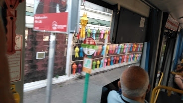 空港まで行って、折り返し同じバスに乗ります。1度20B払ったので、わざと黙って乗っていました。前からちょっと計画していたのですが、このまま乗って、ワロロット市場に行くけど、OK？と聞くと、了解らしき態度。運転手さんは、20B払いなさい的ニュアンス。やっぱり無料というのは、無理でした。<br /><br />10分か20分程待って、出発します。ワロロット市場と言ったのは、言いやすかったからで、実際は、市場の手前の「ワットロークモーリー」で降りる。<br />降車ボタン有ったかどうかわかりませんが、近くになったら、運転手の傍まで行って、「ワット、ワット」と言う。ロークモーリーの発音がよくわからないので。