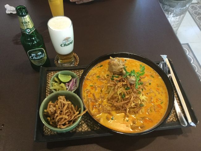 食事のあとは、ワロロット市場へ行く事にしました。私達の場合、お寺に巡りにそれほど執着してないので、1～2か所見たら、OKです。はっきり言うと途中から皆同じに見えてきます。多すぎるのも困りものです。<br /><br />ターペー通りの、1本北側の道路（チェンマイロード？）を通ったと思いますが、何かすぐ着いた気がします。ワンラン市場内を、南側に向かってプラプラ歩きます。<br /><br />市場をでたら、今日一番の目的である、マンゴアイス？を食べに行きます。昨日から狙ってました。宿泊している「ロイヤルランナホテル」向いの、アヌサーン市場？の喫茶店です。<br /><br />マンゴアイスとアイスコーヒーとフレッシュジュースを各1つずつ頼みます。マンゴアイスは、せこい真似して、うっかり小を頼んでしまいました。インスタ映え？しません。大にすべきでした。それでも写真撮りました。美味しかったです。<br />