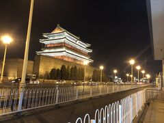 地下鉄で前門駅に移動、正陽門、いわゆる「前門」のライトアップ