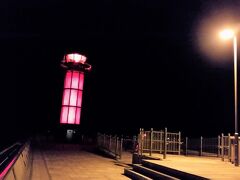 夜になり、高松港の赤い灯台を見に来ました。
アニメで聖地になったところです。
せとしるべといいます。
突堤の先にあって、歩いていきます。
突堤は整備が行き届いていて、
ジョギングや散歩や夜釣りしている人がたくさんいて、
怖くなくて安全でした。
　
明日は18年ぶりに徳島県祖谷渓に行きます。
つづく