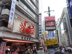 ホテルから道頓堀の繁華街まで歩いて行けます。道頓堀商店街の東端の入口までなら徒歩1分。中心付近まで徒歩6分くらい。