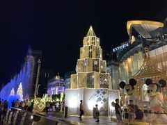 アイコンサイアムまではほぼ対岸なので1分ほどで到着です。
そしてなんかキラキラとっても煌びやかです。