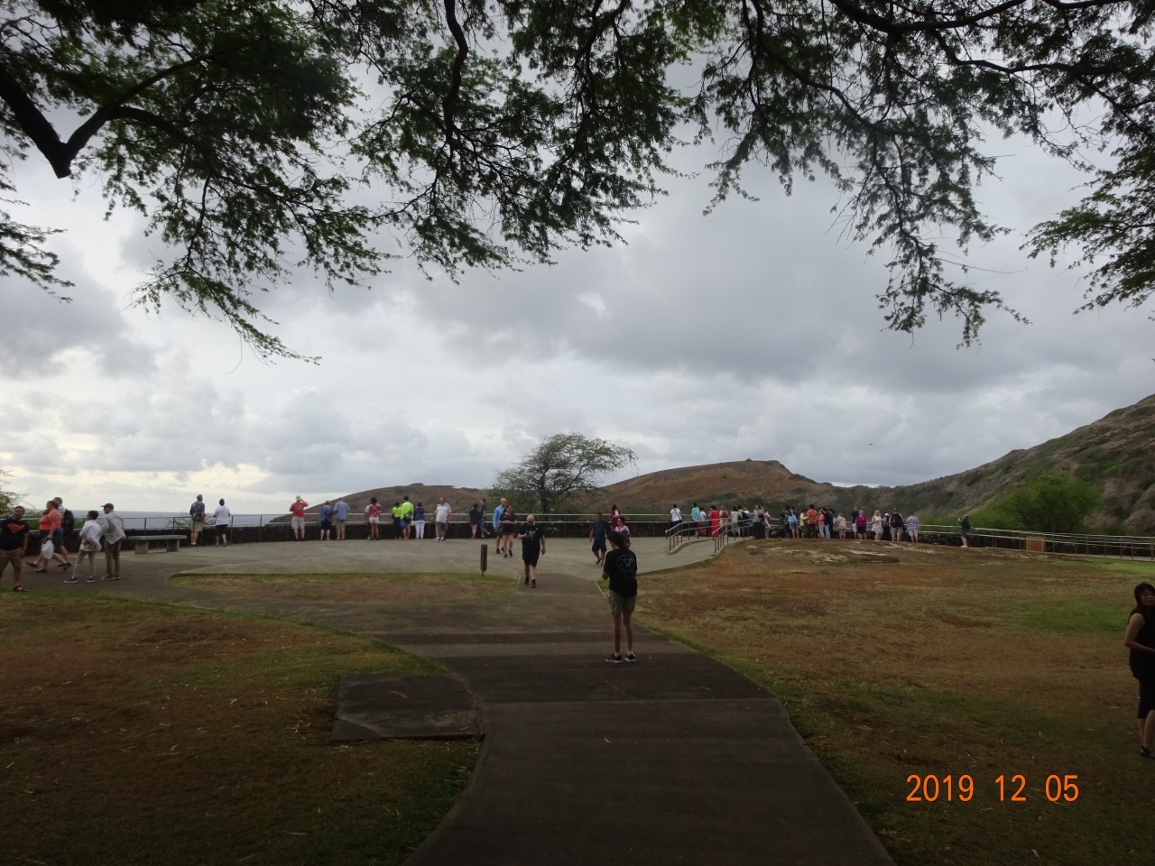 今から島内一日観光の為最初に向かった場所はハナウマ展望台です。さあどんな景色が見えるでしょうか。