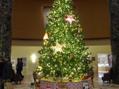 ホテルオークラ福岡のフロントフロアのクリスマスツリー