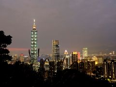 六巨石の展望台からは、こんな夜景が・・・！
左の超高層建築が、先立って訪れた『台北101』でした。この景色が見たかったんです♪