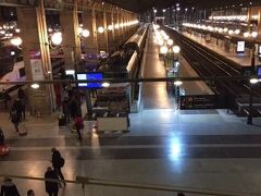 12月22日(土) 出発当日、パリ北駅。朝７時前ですが、まだまだ暗いです。
　さて、パリ北駅は広いということと、治安も余り良くないということで、前日に、トラベロコさんと事前学習ということで一度下見にきていました。そのため、当日は余裕でオペラ座近傍のホテルから地下鉄で北駅に進入しました。
　ここで、事件発生。
　私たちは、回数券(カルネ)にて地下鉄から北駅に入ってきたため、改札を通過した時予め勉強していたように、この通過回数券はもう使わない(使えない)と思い、次回、誤って使用しないようわざわざ家人のチケット共、破いてしまったのです。
　破きながら、意気揚々とユーロスターの改札に向け歩いていると、また改札が登場。?ここは、駅構内のオープンエリアではないの?ユーロスターの搭乗券は、新幹線乗り場の前でツアー会社の係員より受領する手筈だったため、ここで立ち往生。しばし周りを見回しても、駅構外に出られる雰囲気がありません。まじ焦りました。朝早い時間(土曜日)なので、駅係員や売店にも人がおらず、困り果てていました。思い切って、ポケトークを駆使し、背の高い黒人会社員風の人に相談してみたら、ポケットに使用していない回数券があったので、それで通過してみたらというようなアドバイスを受け、挿入すると改札は開き、無事、新幹線ホームに到着できました。
　パリ北駅地下鉄系を利用される皆さんは、是非、ご注意ください。また、余裕のある行程確保も必要と痛感いたしました。