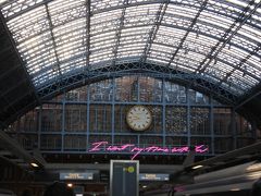 　朝、9時40分、ロンドンセントパンクラス駅到着です。
　正面の時計は、イギリスでは有名な「DENT社」製です。