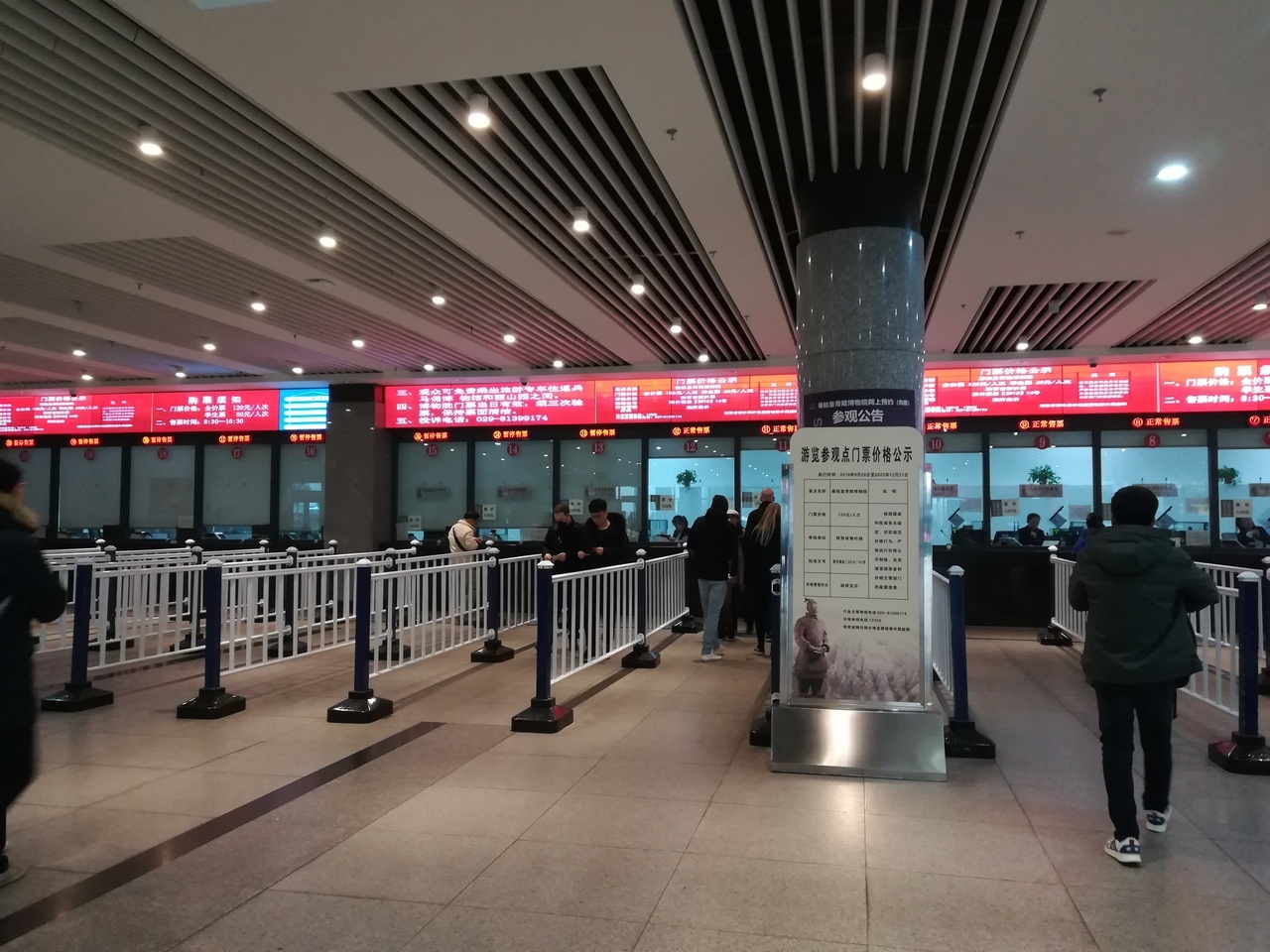 「ガイドどうですか」勧誘攻撃をシカトし続け、チケット売り場へ。
大人は120元。