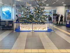 福井駅もクリスマス一色だった。