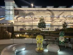 福井駅の恐竜モニュメントとゆるキャラ〝ジュラチック〟のフクイサウルス〝サウタン〟とフクイラプトル〝ラプト〟。