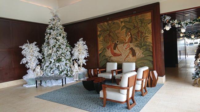 初日はトランプインターナショナル　ワイキキにお泊まりです。1階のベルデスクに荷物を預けて６階のロビーでチェックイン。ここには白いツリーとゆったりソファーがあります。冷たいお水とおしぼりのサービスもありました。貝殻で出来たレイをかけてもらいました。<br />
