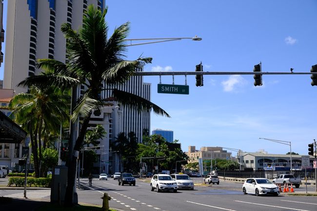 チャイナタウンから州道92号線(アラモアナ通り)に出てきました。ここを歩きます。