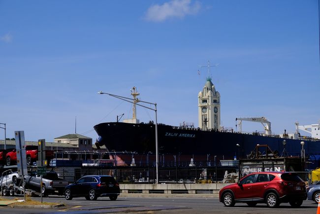 道路の向うに巨大船、その向こうにアロハタワーが見えてきました。