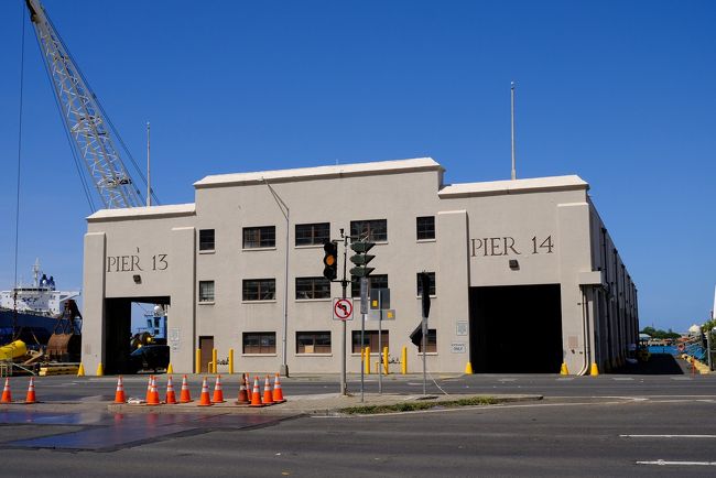 ピア14、15.現役の港湾施設のようです。