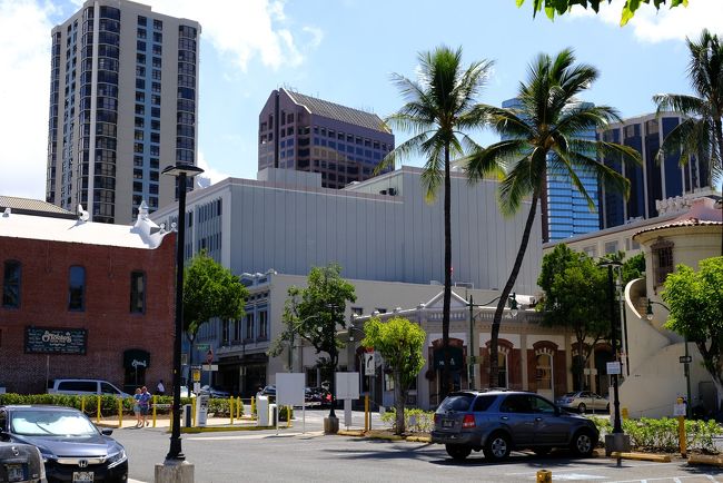 片やさびれた港、その反対側はオフィス街。不思議な対比です。