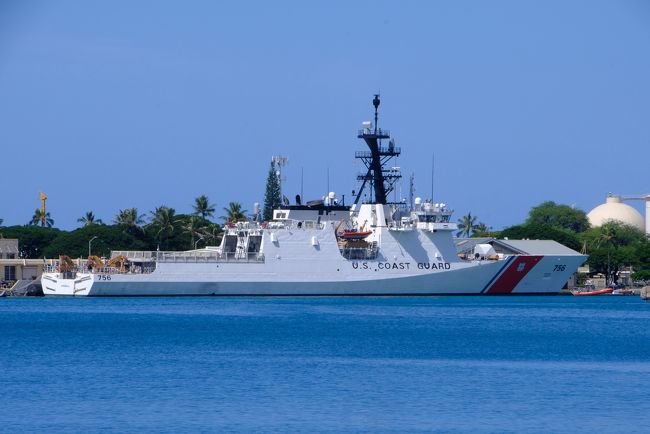 白い船が浮かんでいます。