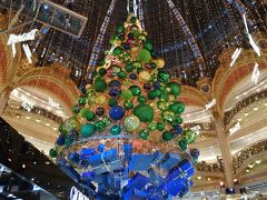 ギャルリーラファイエットパリオスマン本店。クリスマスシーズンということで、華麗なデコレーションでした。外の世界との格差を感じる風景でした。