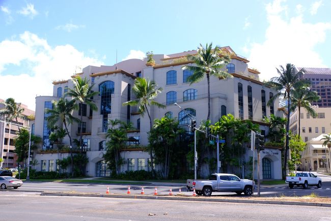 高層ビルだけではなく当時の面影を残す建物。