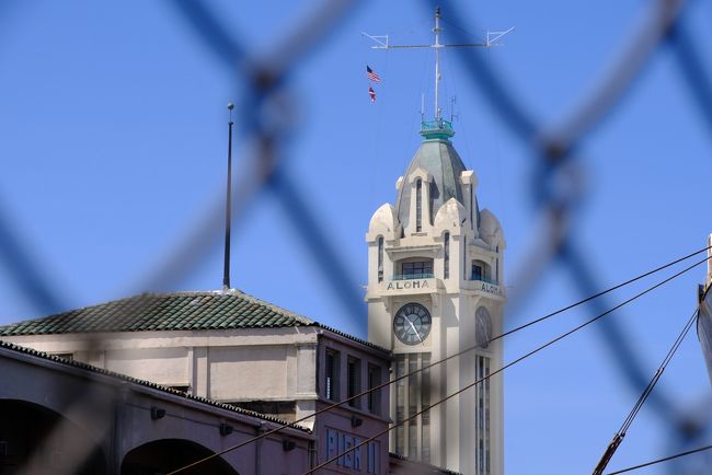 フェンス越しにアロハタワーが近づいてきました。