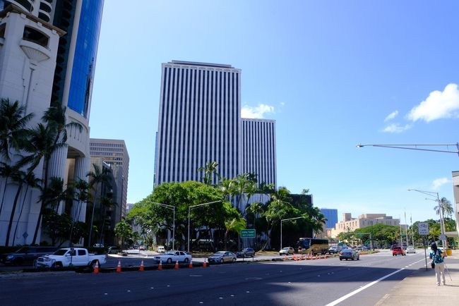アラモアナ通りの先にも高層ビルが続きます。