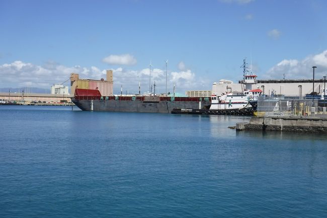 港にはそれなりの貨物船が停泊しています。飛行機で運べるものは知れてますからね。