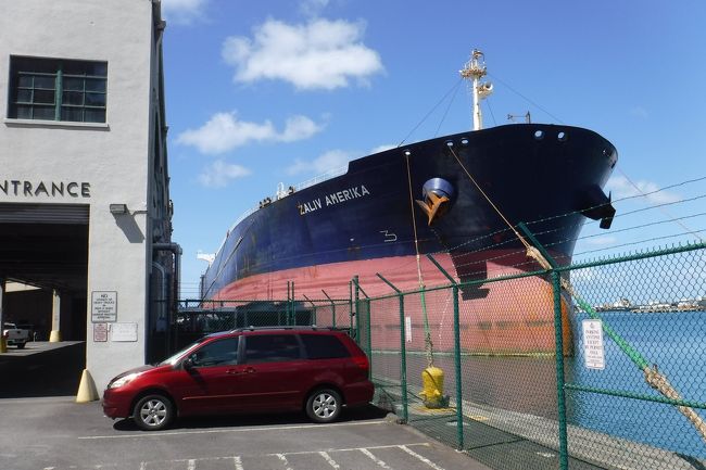 この巨大船も何やら荷下ろしをしているようです。