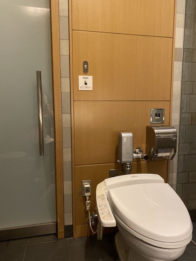 シャワールームは、トイレと洗面所とシャワーブースがあります。