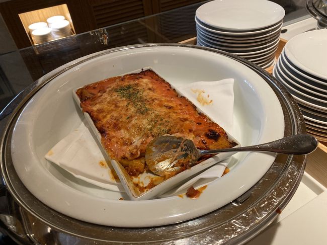 サクララウンジでシャワーの順番待ちの間に食事する事にしました。約1時間待ちです。