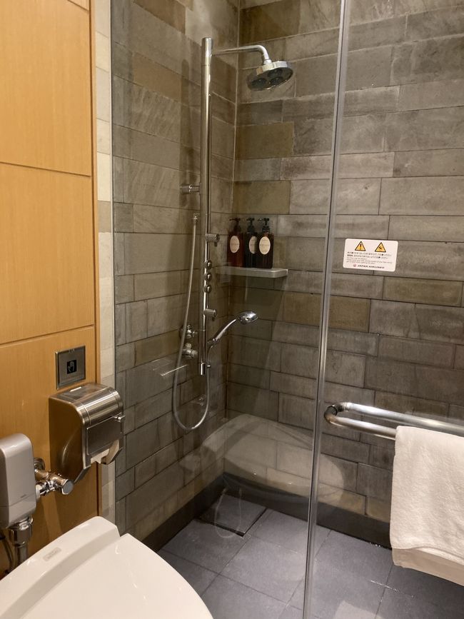 時間制限があるのでもたもたできません。多分、アメリカン航空のシャワールームの方が待ち時間がないと思います。