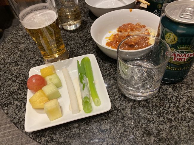 アメリカン航空のアドミラルズクラブの野菜スティックのネギはとても美味しい。