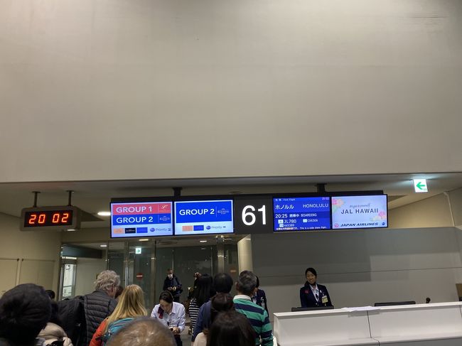 いよいよ登場です。私はグループ2で搭乗しました。これはうれしい。<br />グループ３の途中で搭乗が止まってしまいました。<br />私の座席付近で探し物が始まりました。これで30分遅れました。<br />友人も待たされてやんなっちゃう！と言ってました。<br />JALよ、待たせる方は待たせる理由を告げるべきですよ。