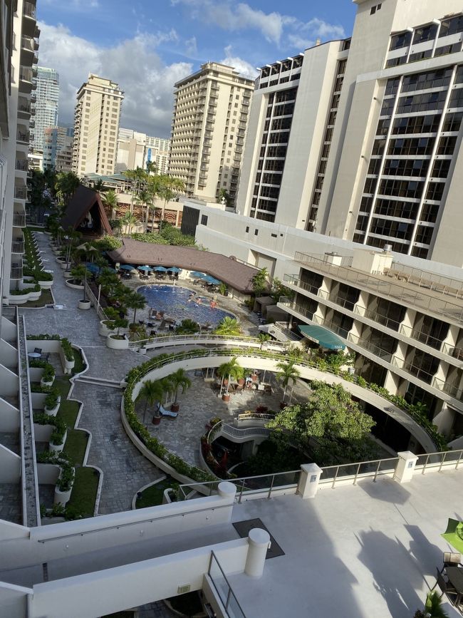 プールが見えます。<br />このホテルのプールは日当たりが悪いのでビーチベットで休むくらいしかお勧めできません。陽に当たりたい時はビーチに行きます。