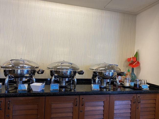 3日目、ビーチライフ<br />ボエジャー４７ラウンジは、朝食で2度使いました。<br />右から、フレンチトースト、ベーコン、ポテト<br />スープがないのが残念です。<br />それでもJALの機内食よりは美味しいですよ。