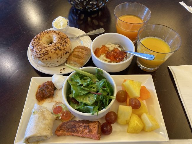 食べれそうなものだけチョイスしました。<br />パンばっかり。<br />ジュースはオレンジだけはどこでも美味しい。