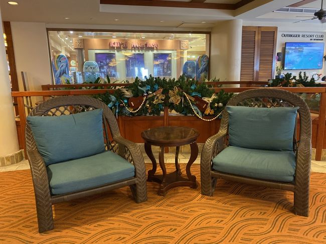 フロント前のソファ。<br />日に日にクリスマスデコレーションが増えます。