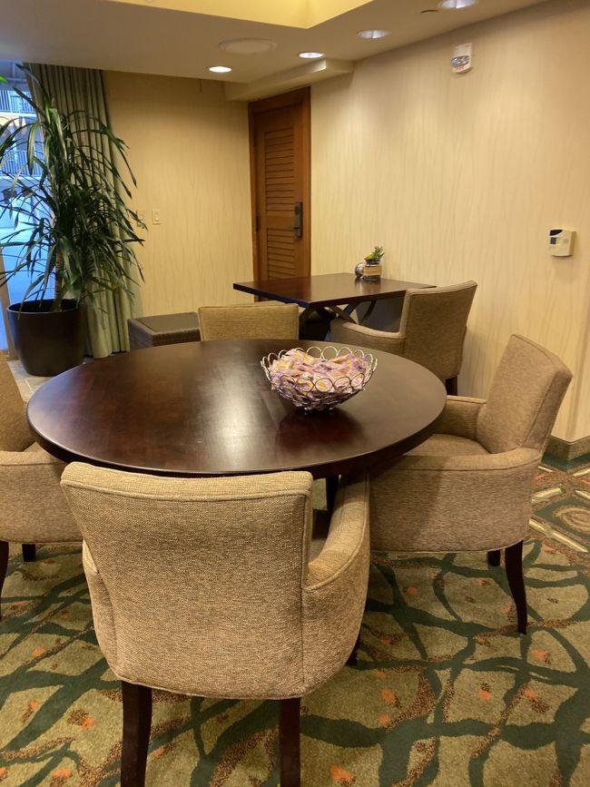 テーブルはそんなに沢山はありません。<br />外で食べる方が充実してるので使う人が少ないんだと思いました。