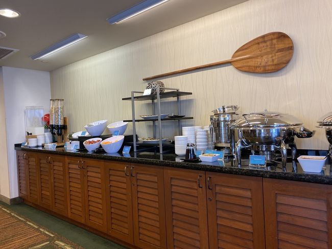 シリアル、サラダとフルーツ、オートミール、オードブル、チリビーンズみたいなもの、飲み物にジュース、パンが数種類と簡単でした。