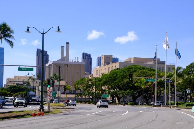 アラモアナ通りから右に入ります。