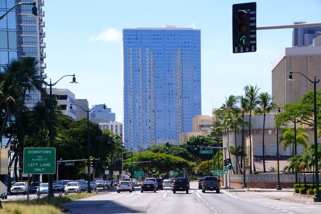 アラモアナ通りの先にも高層ビル。