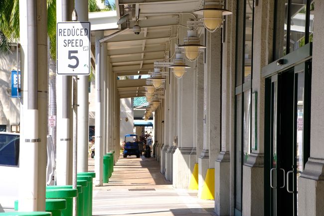で、やっとアロハタワーへ。ここはかつては旅行客であふれた通路なんでしょう。ハワイに到着した旅行客はこの通路を通ってダウンタウンやチャイナタウンへ行ったのかもわかりません。