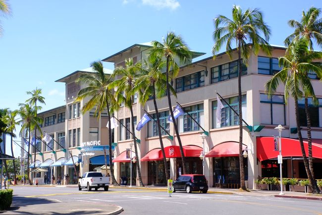 左手にお店かカフェがあるようです。