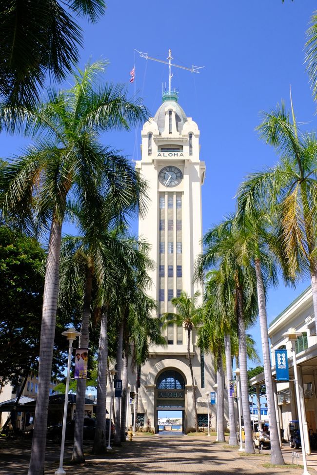 やっとアロハタワーに到着。誰もいません。