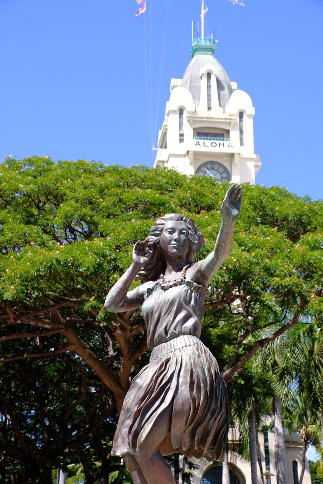 フラダンスの銅像が出迎えてくれます。