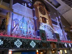 新天町のシンボル　メルヘンチャイム(大時計塔)もクリスマスの飾り