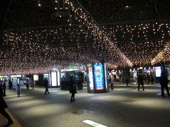 天神地下街のセンターに位置する広場のイルミネーション
ここから福岡市営地下鉄に乗って移動します