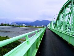 やっと安倍川です。やっぱり曇ってます。東海道歩きお天気にめぐまれませんね。歩道と車道が完全分離していて歩きやすかったです。11:45通過。