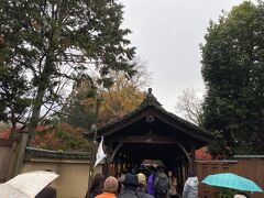 　東福寺に着いたとき少し雨が残っていましたが、傘なしでも大丈夫でした。
　臥雲橋を通って本堂に向かいます。