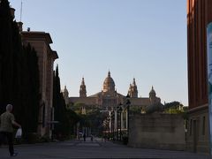 エスパーニャ広場Placa d'Espanya までタクシー

スペインは流しのタクシーが多いので助かります

ただ、本日は朝早く、サグラダファミリア近辺から出発するので、すぐには捕まらずちょっと焦りました

モンセラットにはスペイン広場駅から行きます

遠くに，国立カタルーニャ美術館 が見えます

この辺りも，立派な観光地ではあるが今回は時間がなくパス! (^^;